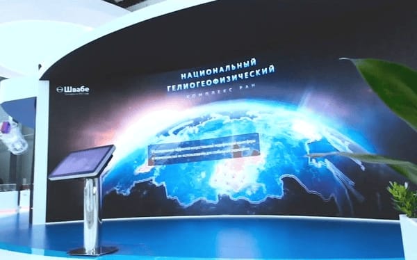 多點觸控互動，雙屏聯動的弧幕呈現